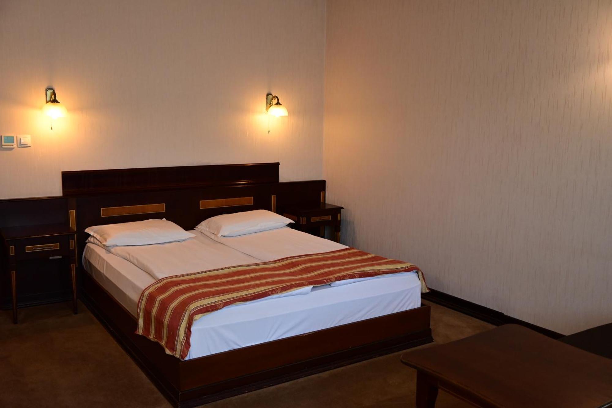 Family Hotel Lazur Kyustendil Exterior photo
